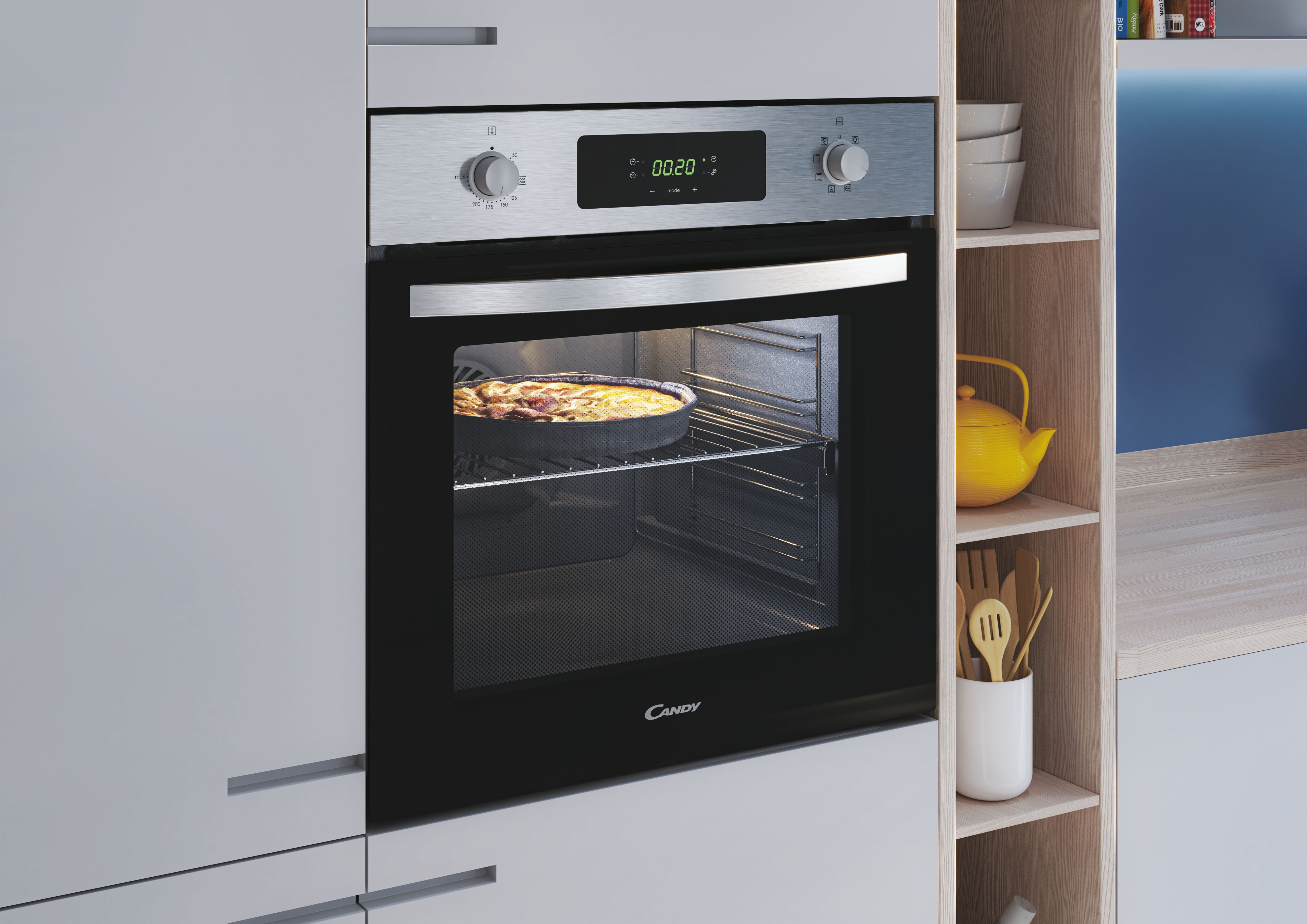 Horno con un pastel dentro. El horno está en un mueble de cocina y tiene una pantalla digital.