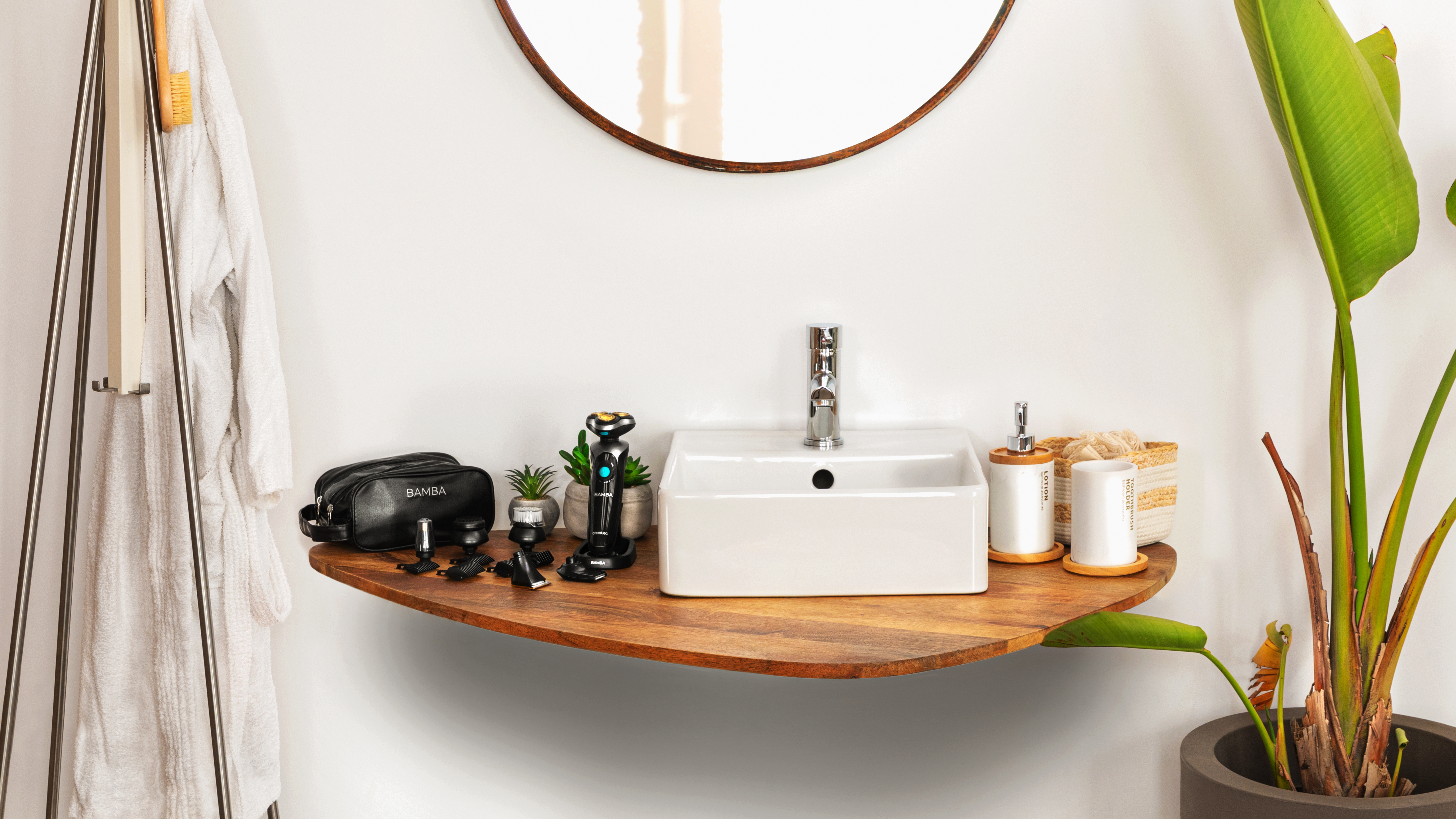 Escena de baño: lavabo, espejo, productos de aseo, una bata y una planta.
