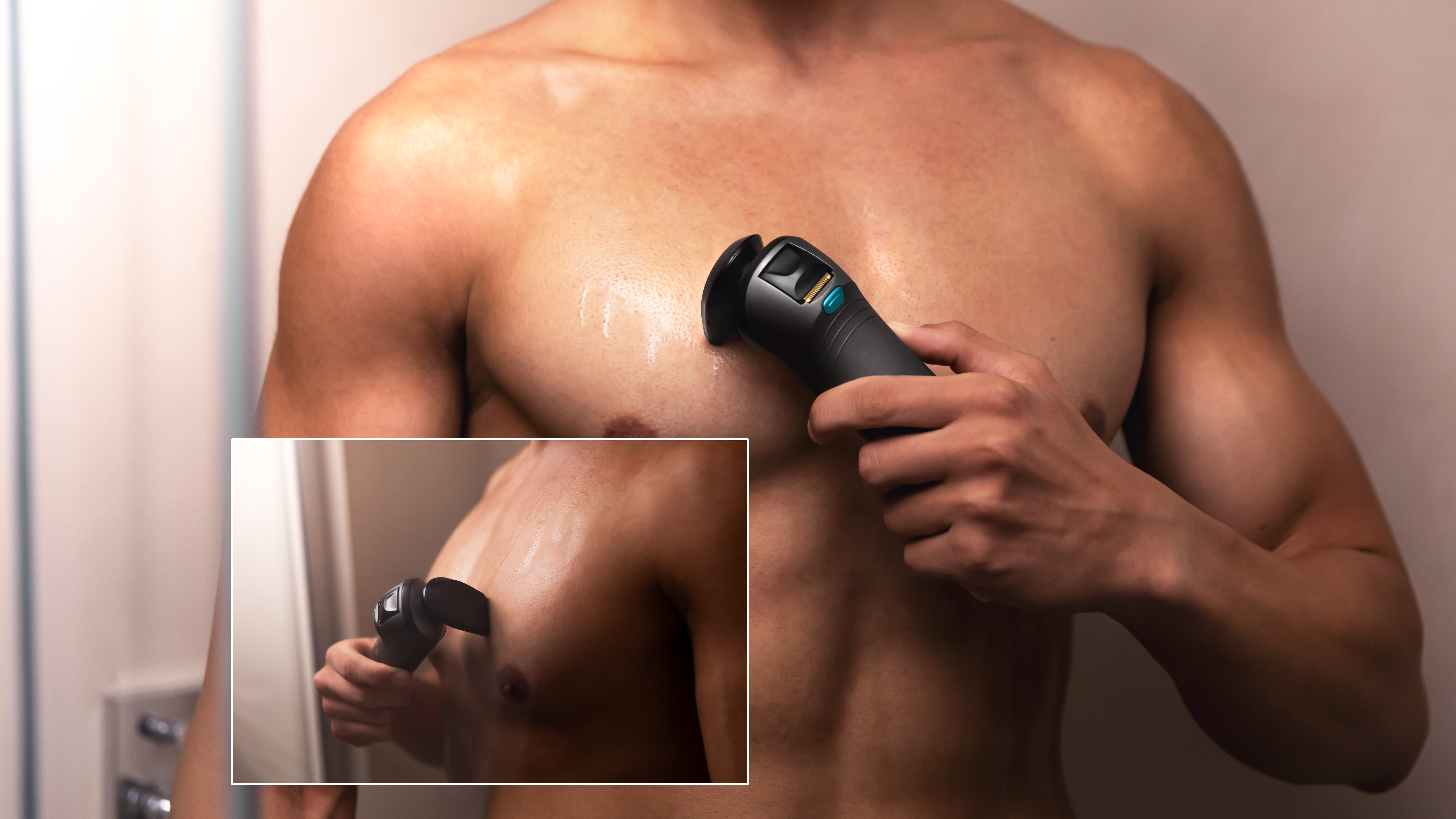 Hombre se afeita el pecho con una afeitadora eléctrica en una ducha. La imagen insertada muestra lo mismo.