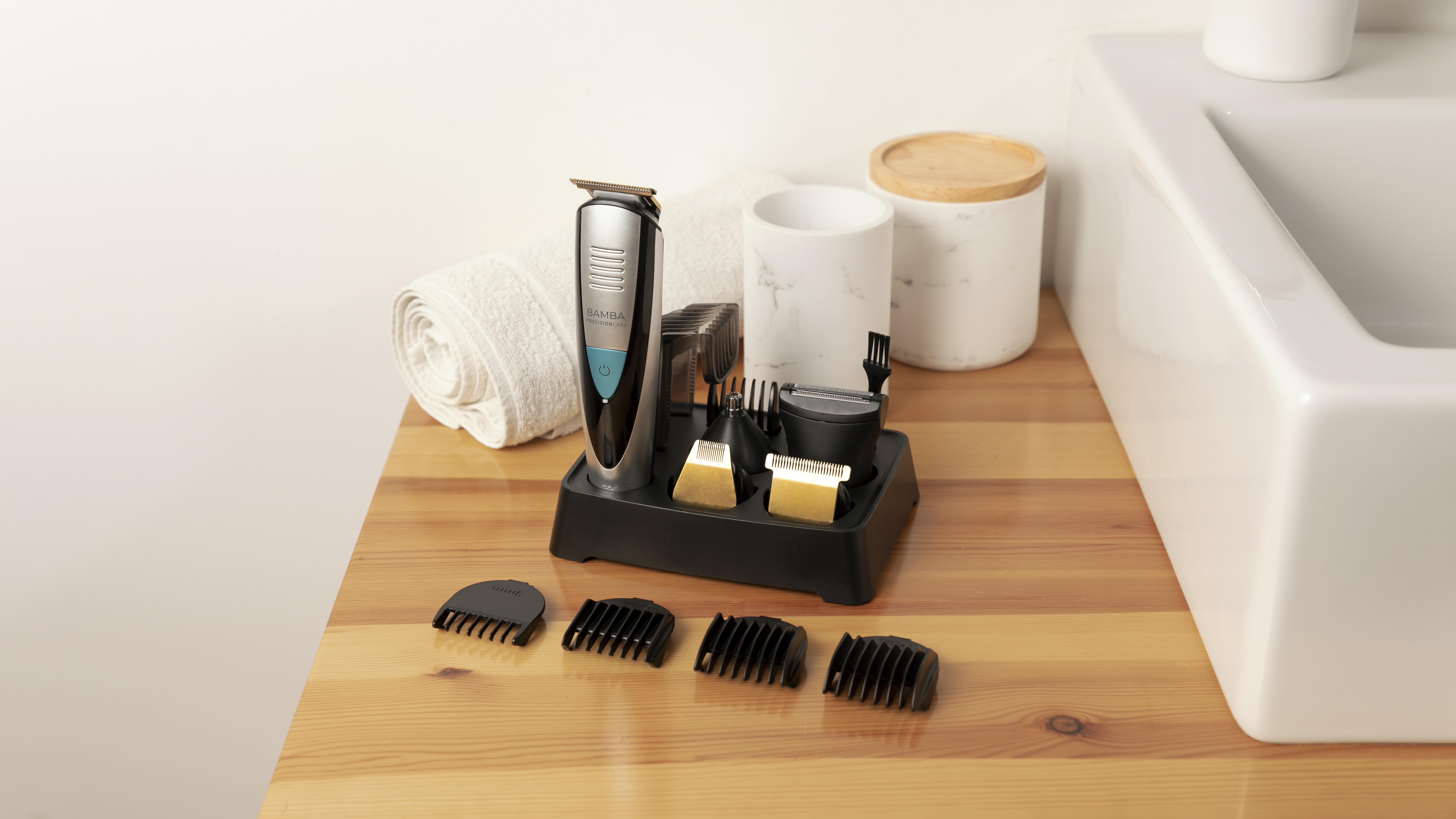 Un kit de aseo con un recortador, base de carga y varios accesorios de corte.