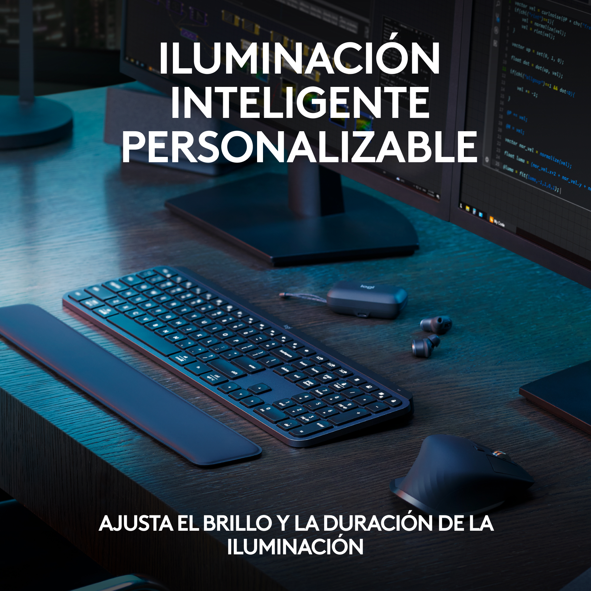 Un teclado, un ratón y auriculares en un escritorio con dos monitores. El teclado es retroiluminado.