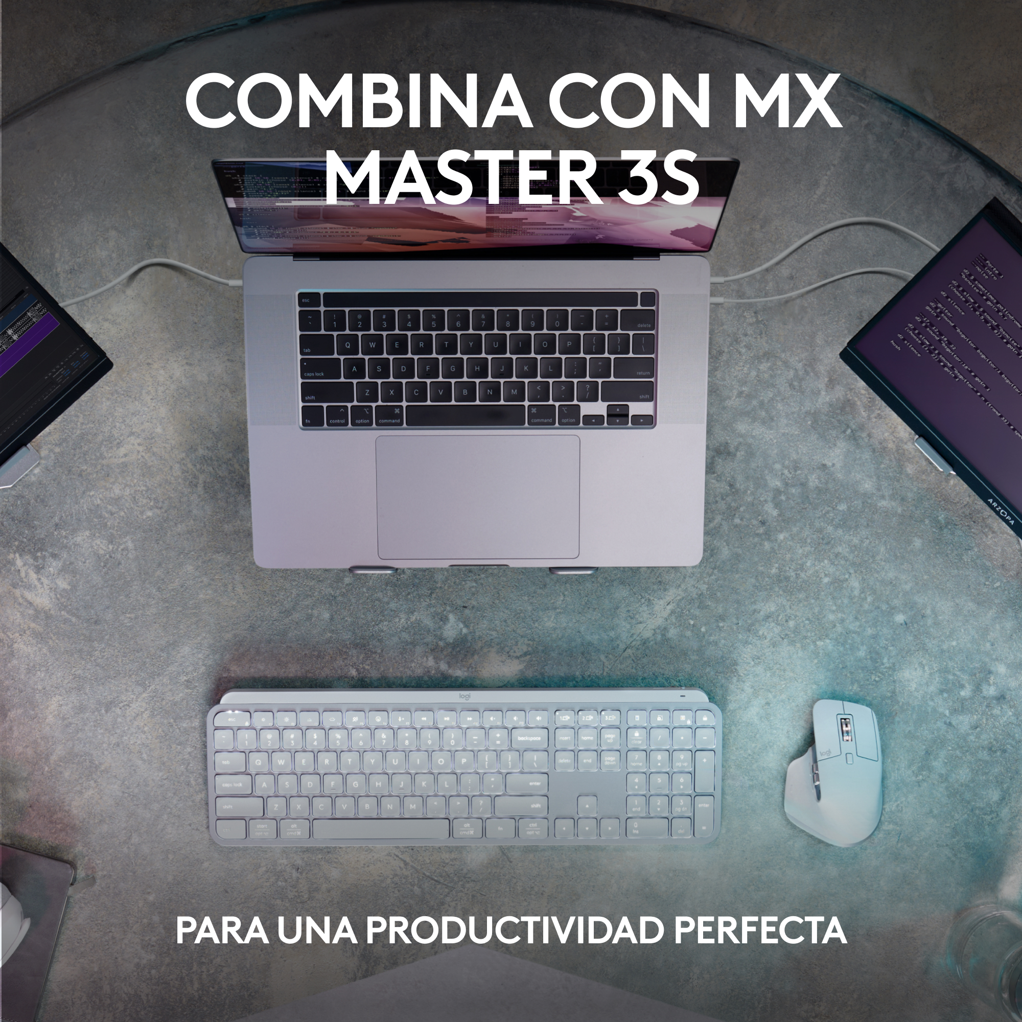 Un portátil, un teclado y un ratón sobre una mesa. La configuración es desde arriba.