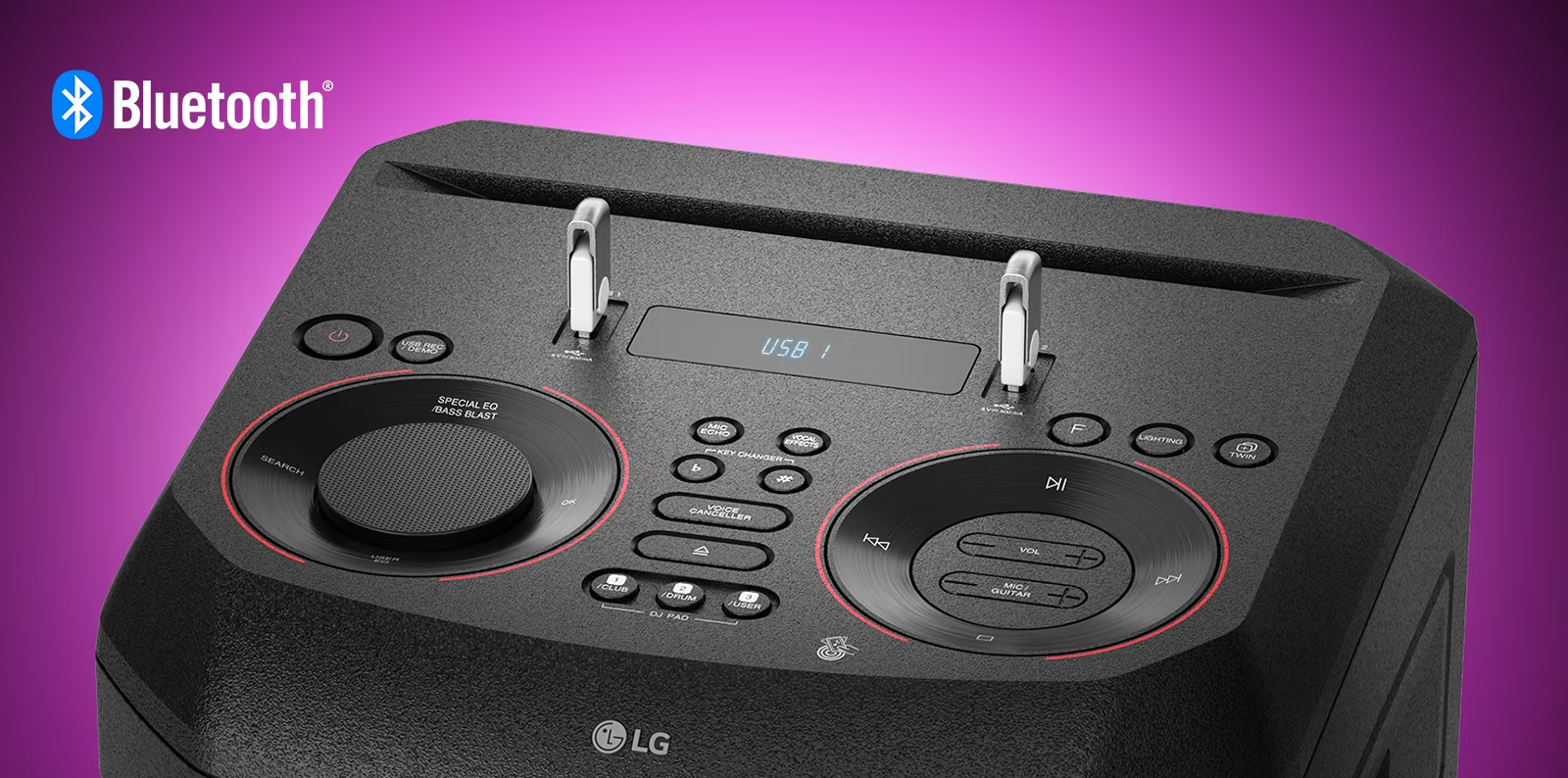 Fekete hangszóró Bluetooth logóval. Tárcsák és gombok vannak rajta, lila háttérrel.
