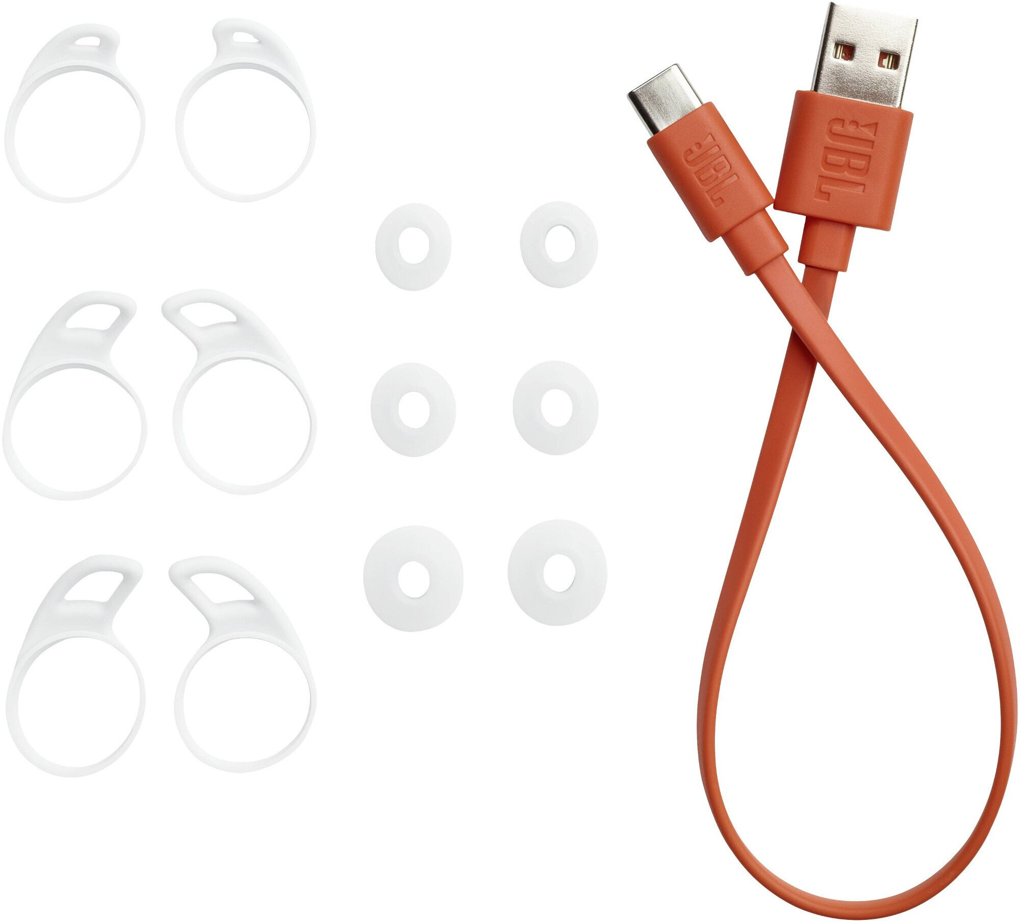 Białe akcesoria do słuchawek i pomarańczowy kabel ładujący z marką JBL.