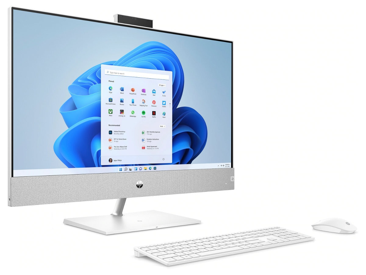 Biały komputer all-in-one na białym biurku. Klawiatura i mysz znajdują się przed monitorem.