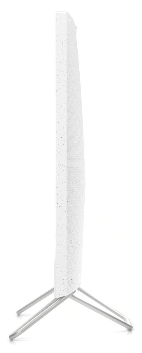 Biały monitor komputera, widok z boku, na srebrnych nogach. Czyste tło.