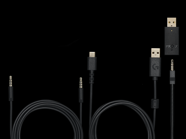 Fekete kábelek csatlakozókkal. USB-A, USB-C és 3,5 mm-es jack aljzatok a fejhallgatókhoz.