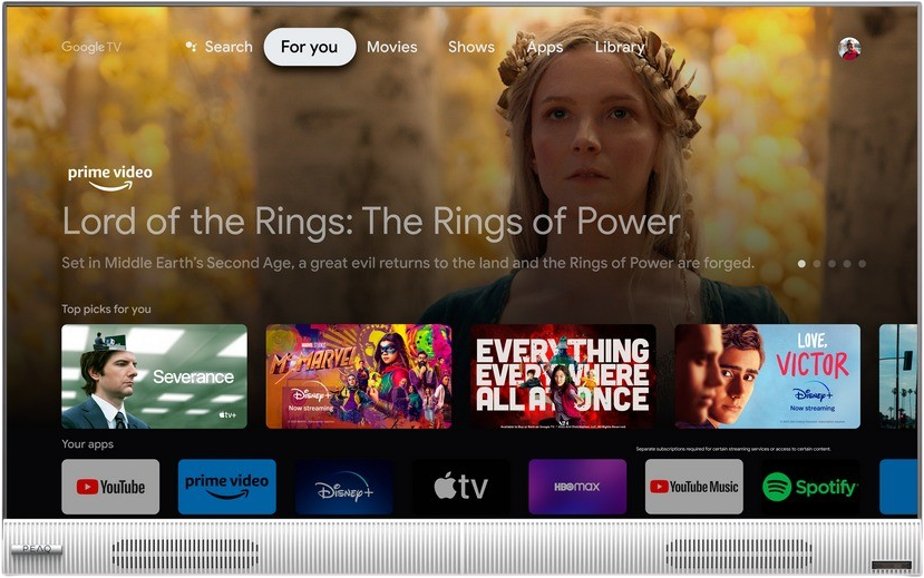 Een tv-scherm met de Google TV-interface met 'Lord of the Rings' en filmsuggesties.