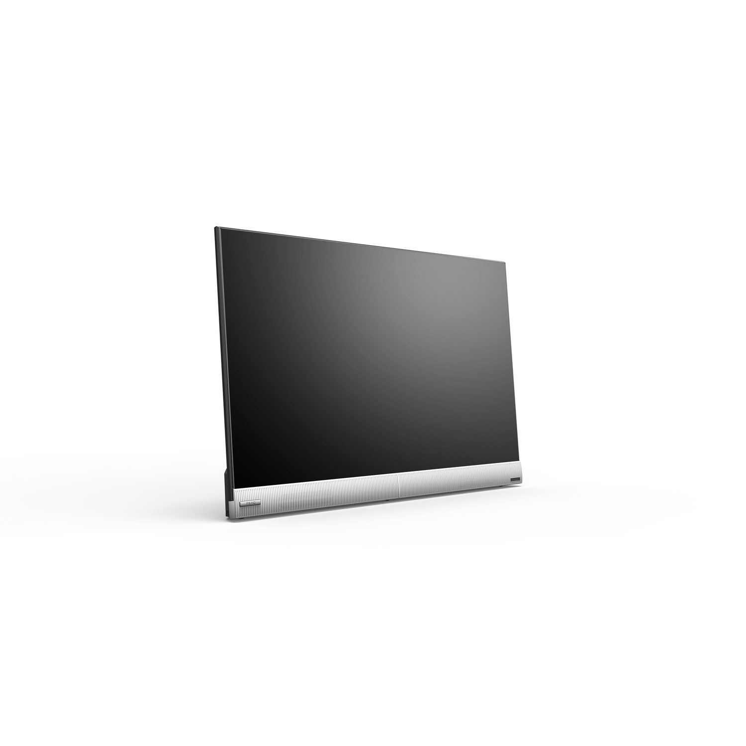 Een moderne, slanke tv op een witte achtergrond. De tv is zwart met een zilveren onderkant. De tv leunt achterover.
