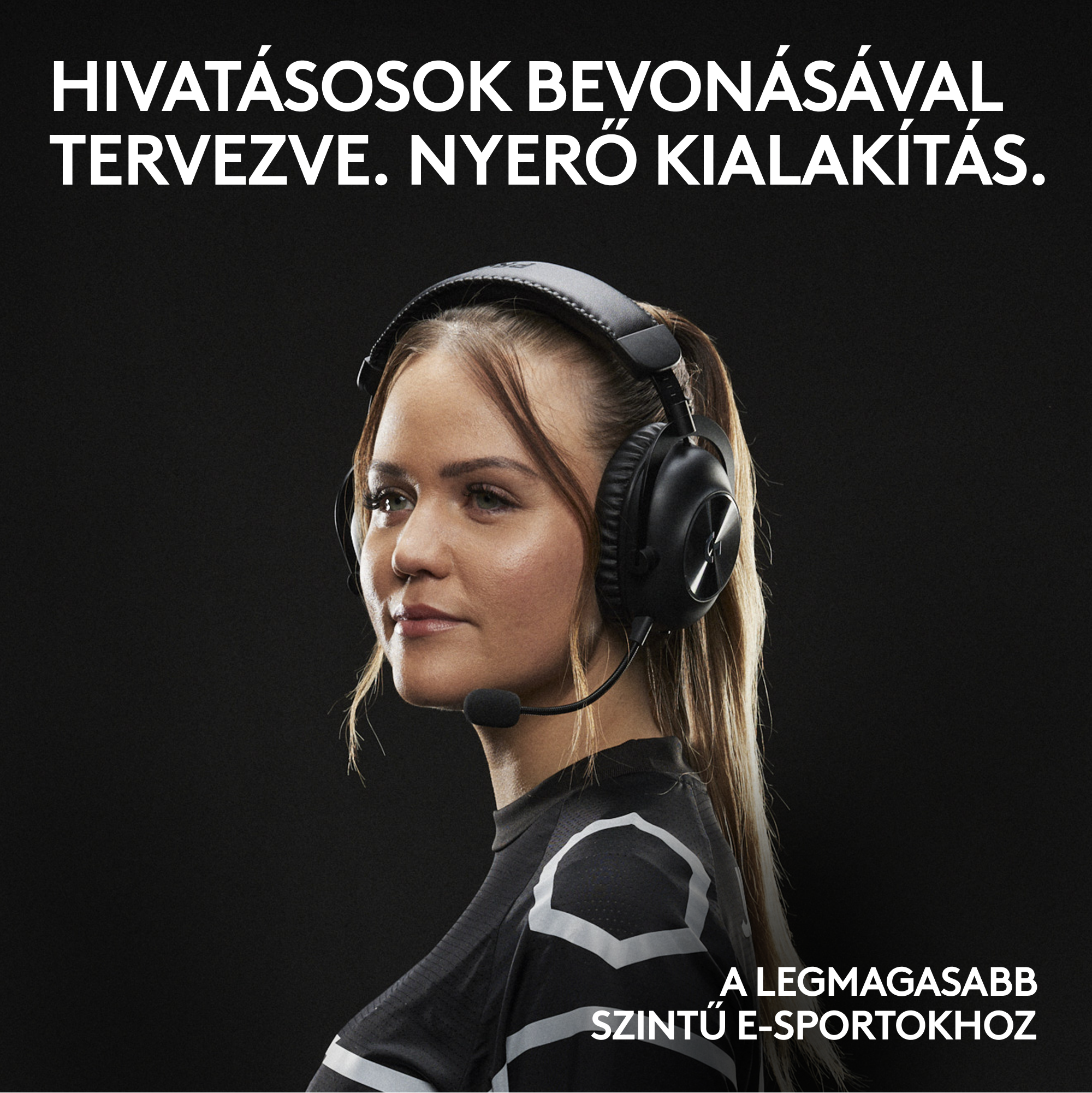 Fejhallgatós nő, mosolyog, a kamerába néz. Fekete ing, fekete háttér.