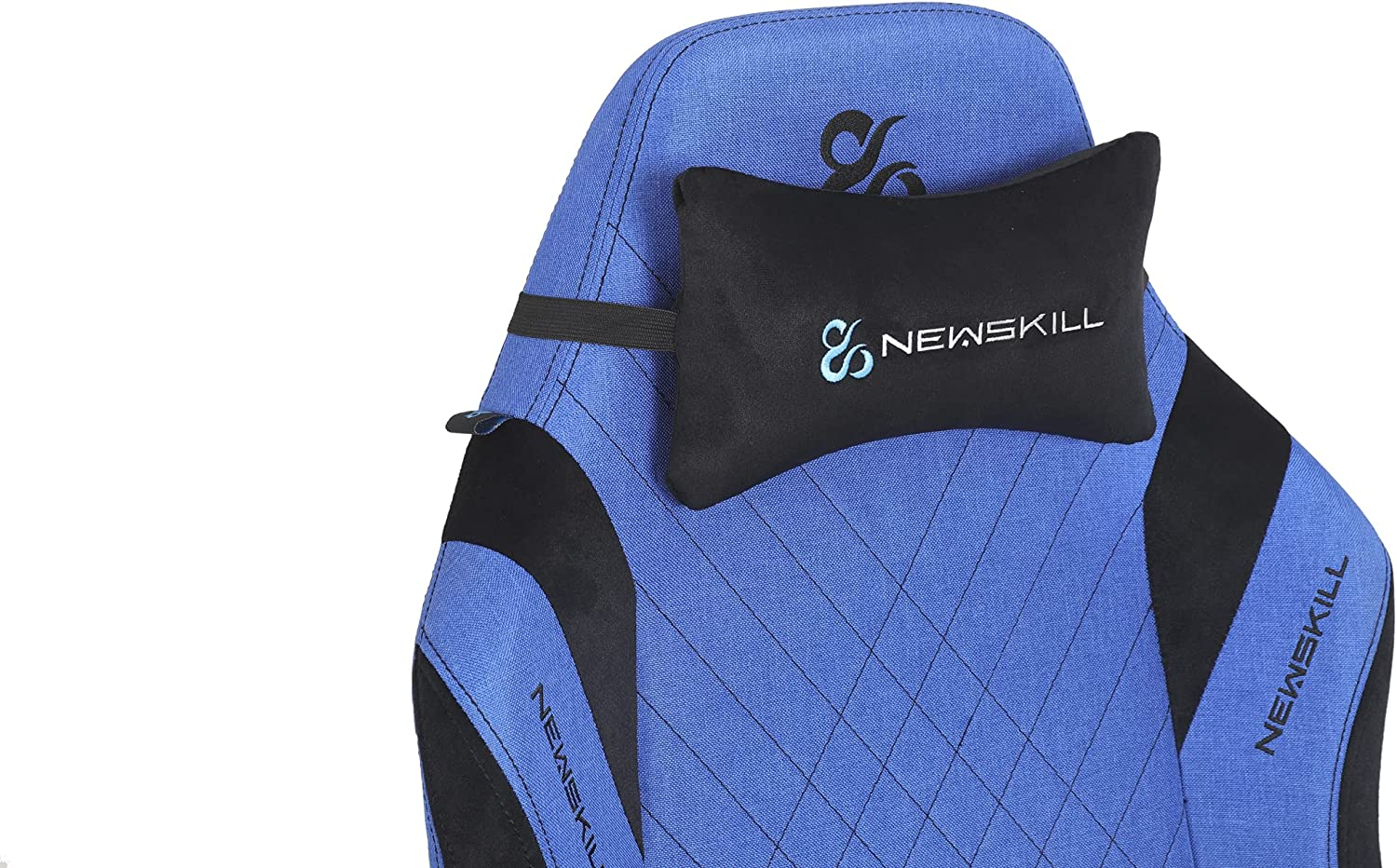 Una silla gaming azul y negra con una almohada para la cabeza negra con el logo de Newskill.