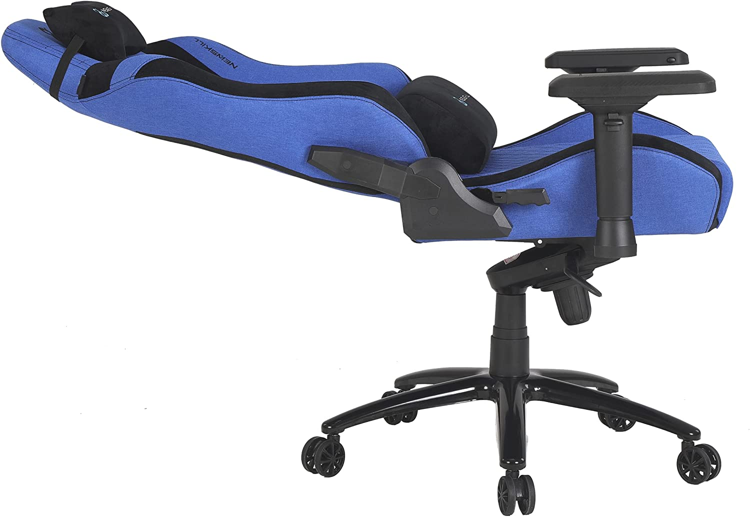 Silla gamer azul y negra en posición reclinada.