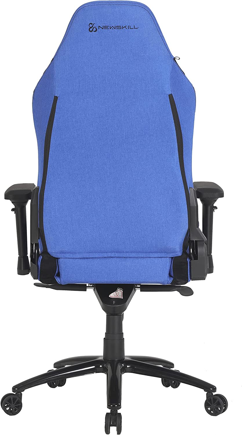 La parte trasera de una silla de gaming azul con detalles negros y base negra.