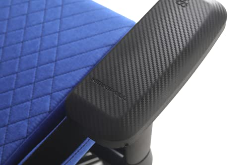Apoyabrazos de una silla gaming azul y negra, con textura de fibra de carbono.
