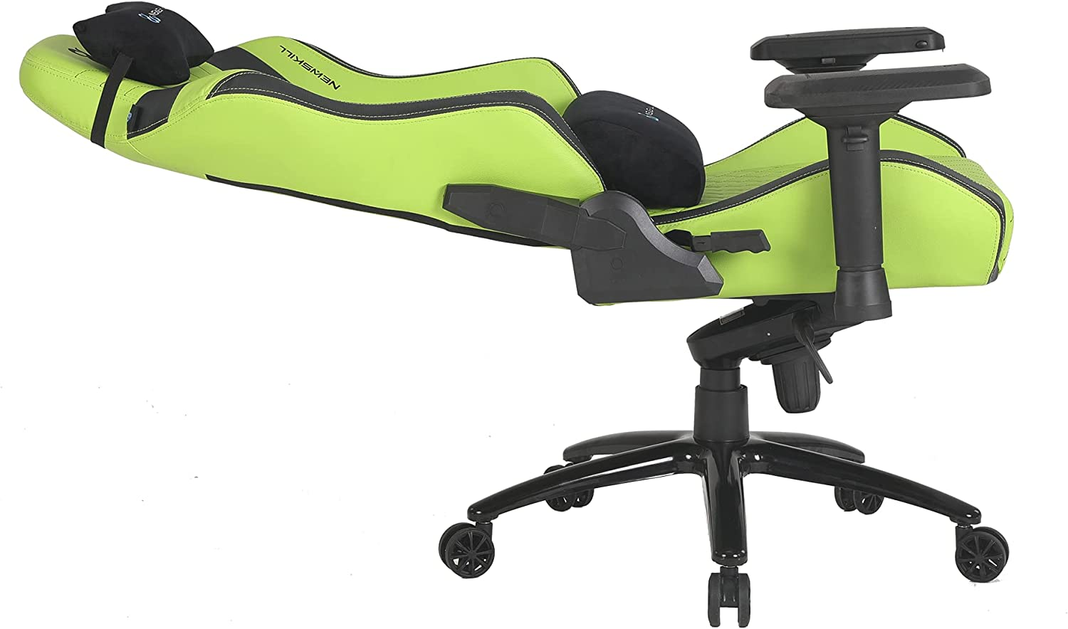 Una silla de juego verde y negra reclinada. La silla tiene reposacabezas y reposabrazos.