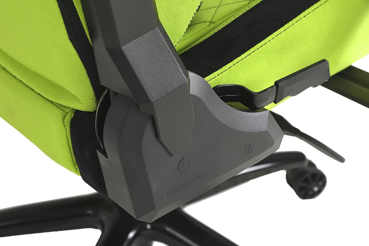 Primer plano de un detalle de silla gamer. Cuenta con tela verde lima y detalles negros sobre un marco negro.