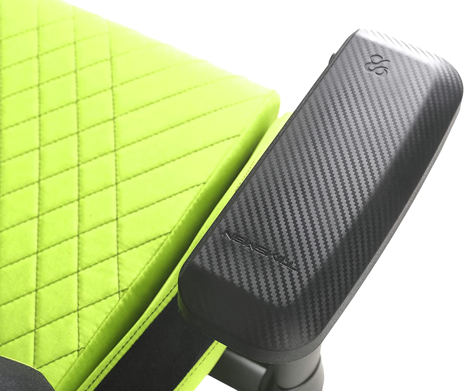 Primer plano de un reposabrazos de fibra de carbono negro en una silla de juego acolchada verde lima.