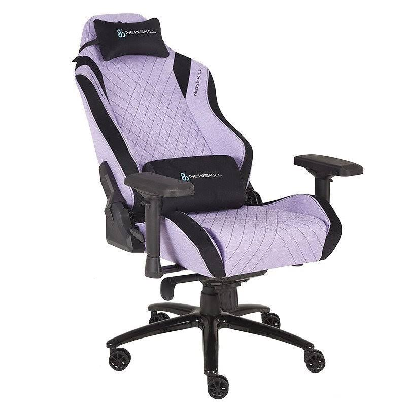 Una silla gaming morada con detalles negros. Tiene reposacabezas, soporte lumbar y reposabrazos.
