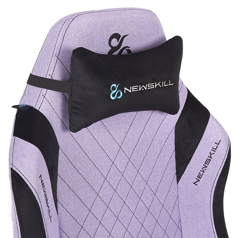 Primer plano de un reposacabezas de silla gaming morada con almohada negra y logo 'Newskill'.