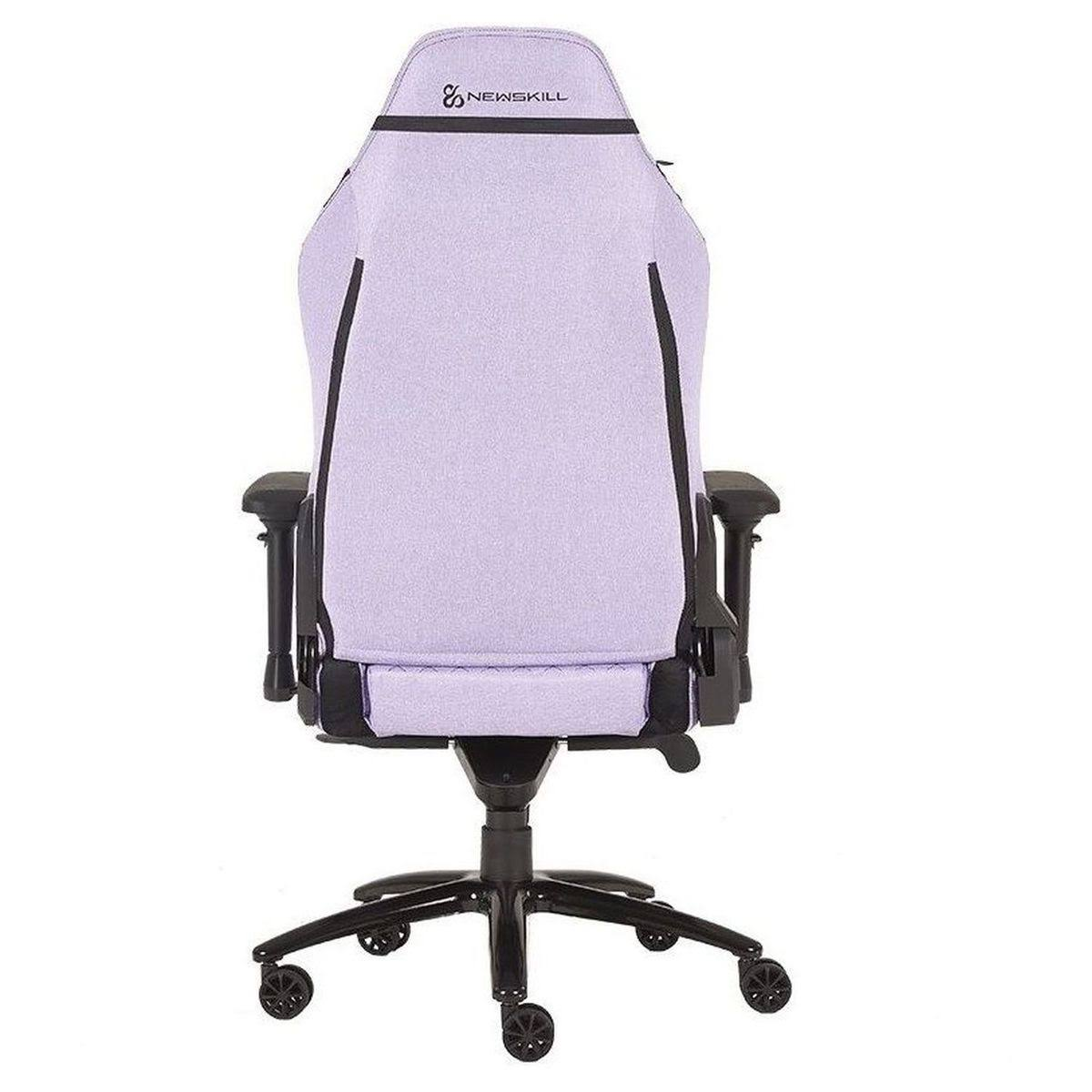 Vista trasera de una silla gaming morada y negra con el logo Newskill.