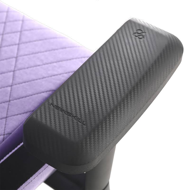 Primer plano de un reposabrazos negro en una silla gaming morada. Logotipo de Newskill visible.
