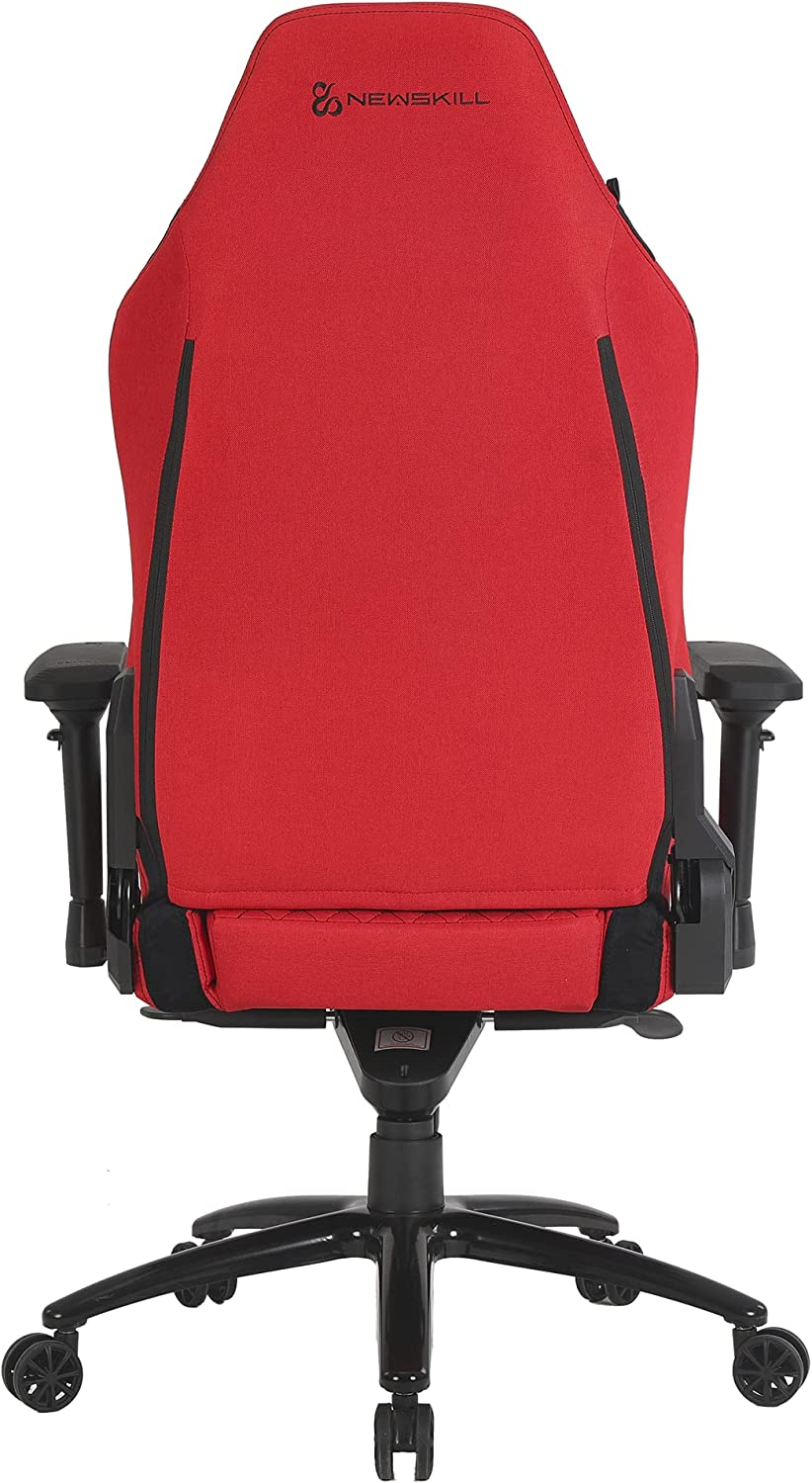 Silla gaming roja y negra. Logo 'NEWSKILL' en el reposacabezas. Base negra con ruedas. Vista trasera.