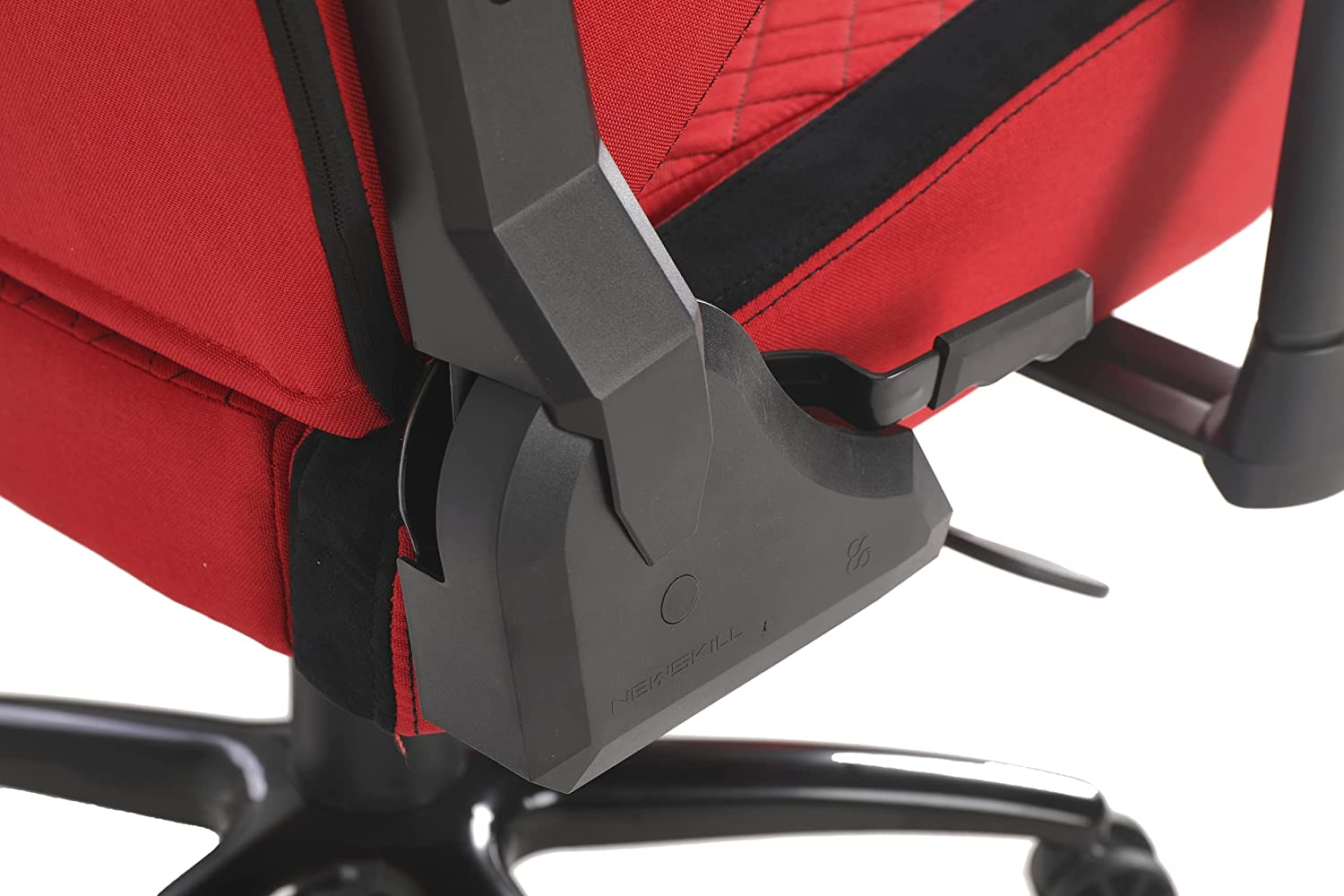 Primer plano de una silla gaming roja que muestra el ajuste mecánico negro.