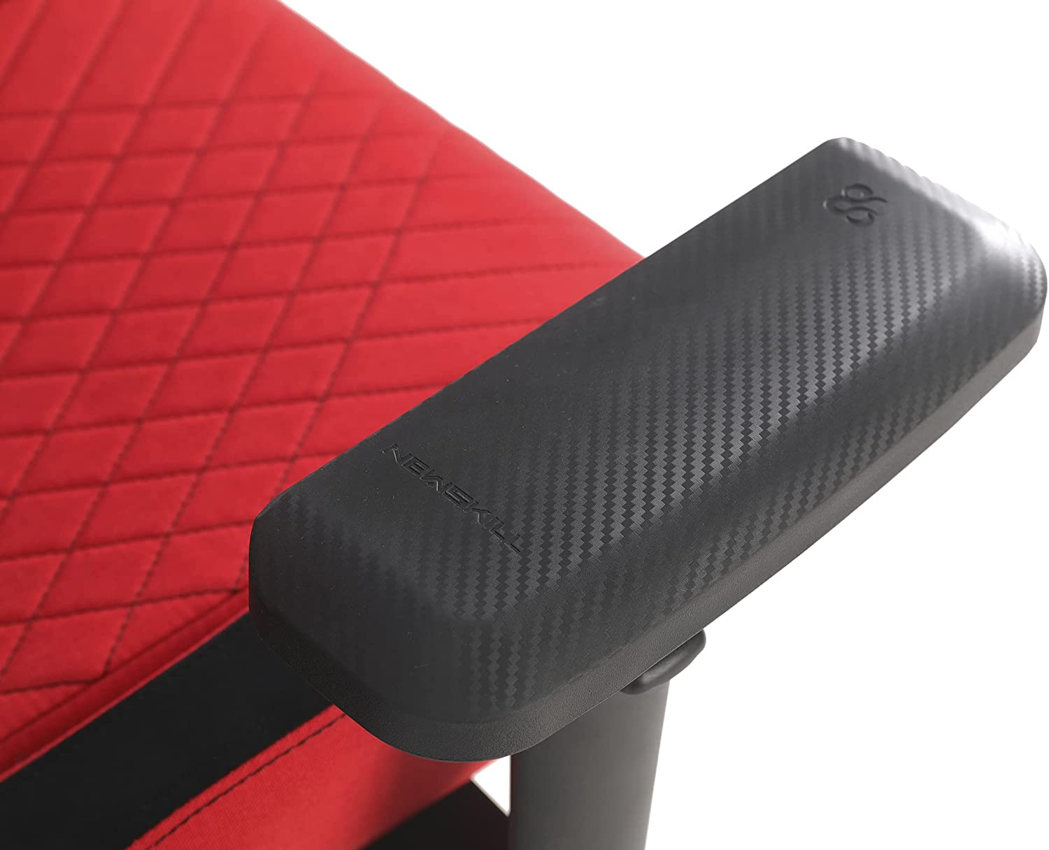 Silla gamer roja con reposabrazos negro, textura de fibra de carbono y la palabra "NEOSKILL".