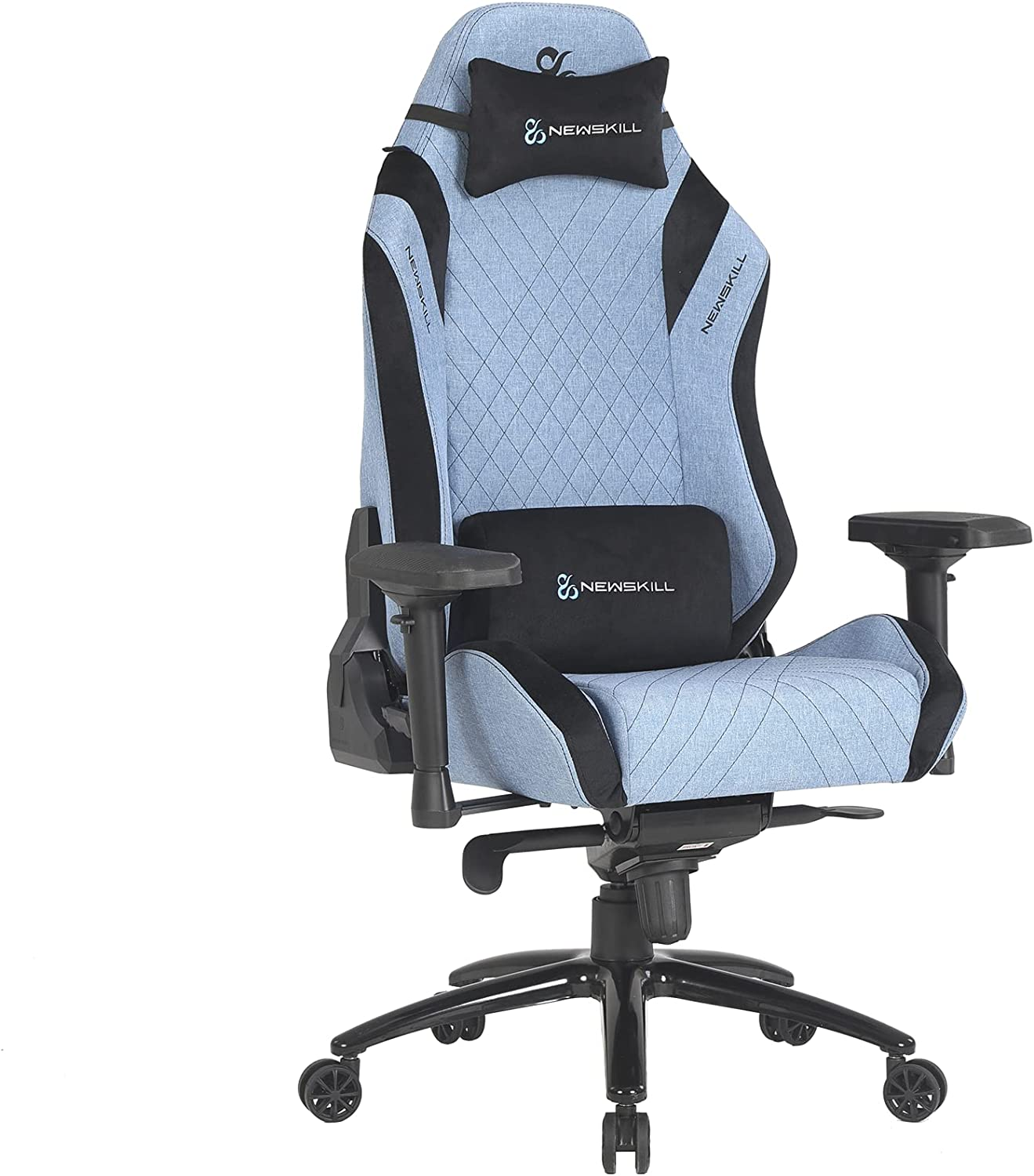 Una silla gaming azul claro con detalles negros. Tiene reposacabezas, soporte lumbar y reposabrazos.