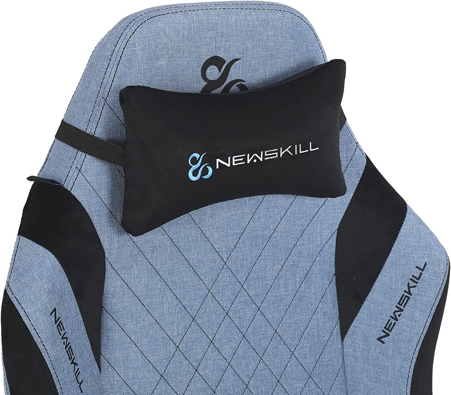 Se muestra una silla gaming azul y negra con el logotipo de Newskill en el reposacabezas.