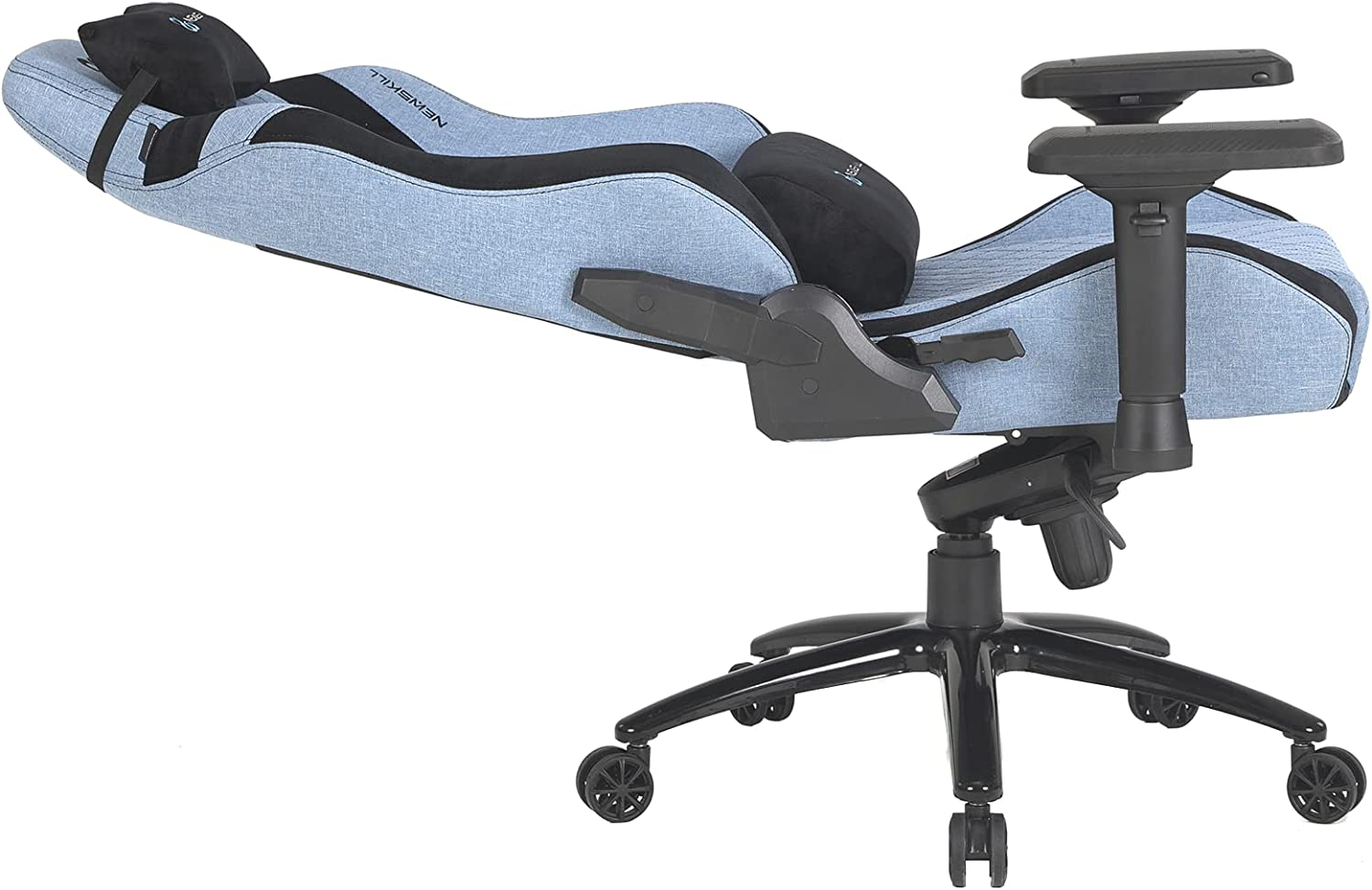 Silla gaming ergonómica, azul y negra, reclinada. Con reposacabezas.