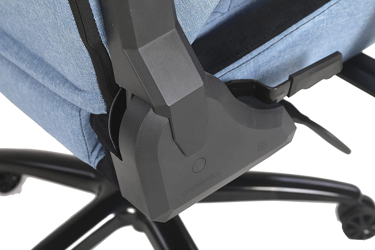 Primer plano del reposabrazos de una silla gamer negra y azul, mostrando el brazo y parte del respaldo.