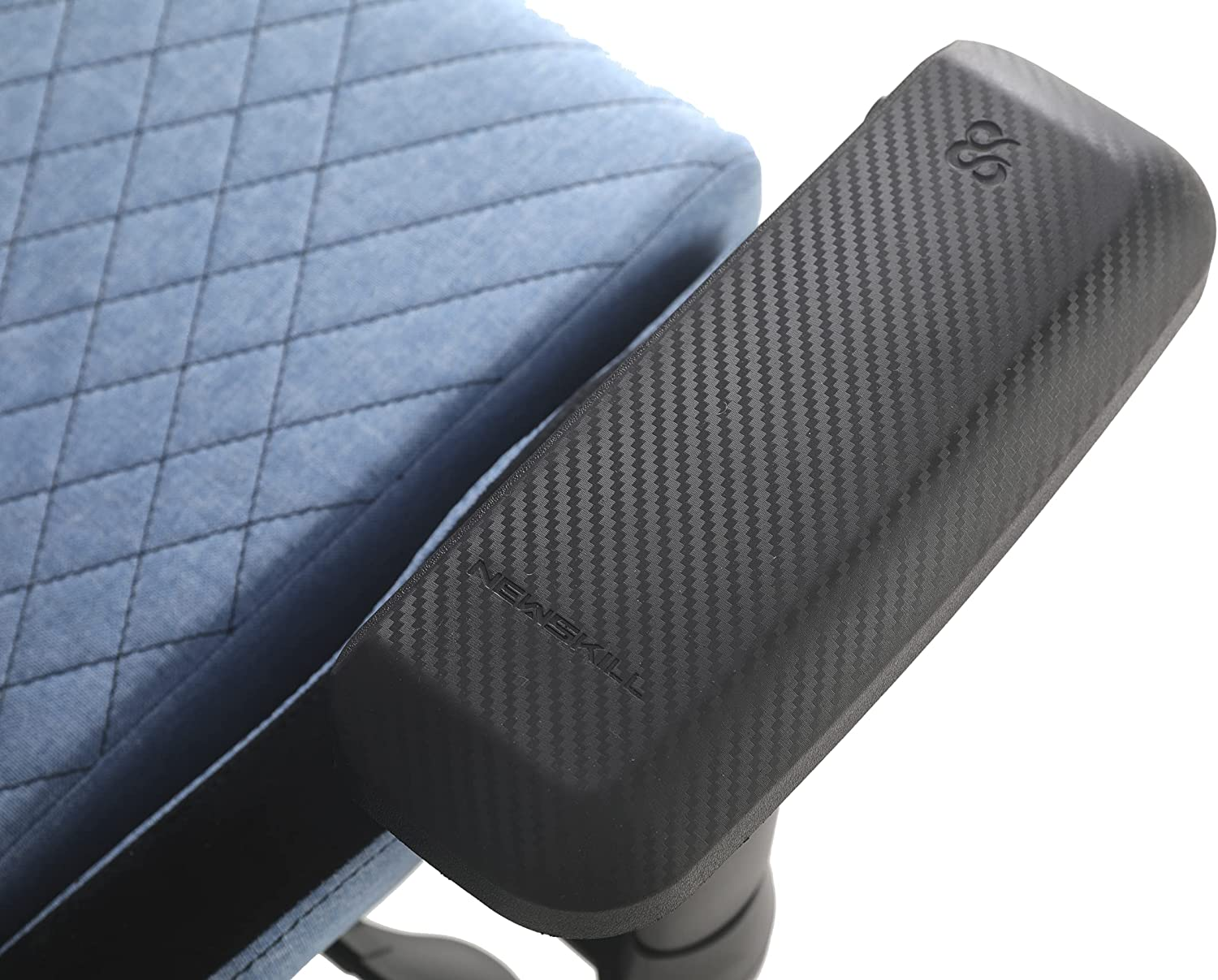 Apoyabrazos de silla de tela azul con cubierta de aspecto fibra de carbono, fondo blanco.