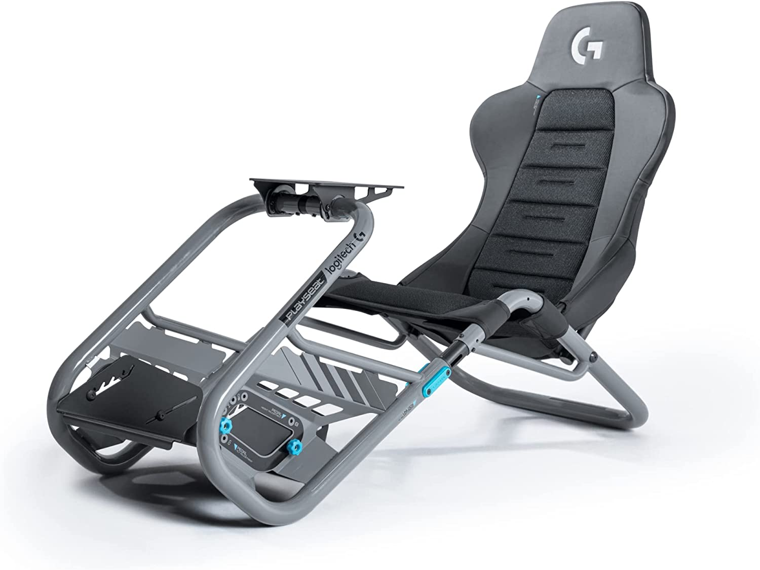 Ein grauer Playseat Logitech Gaming-Stuhl mit schwarzem Sitz und Metallrahmen. Blaue Akzente.