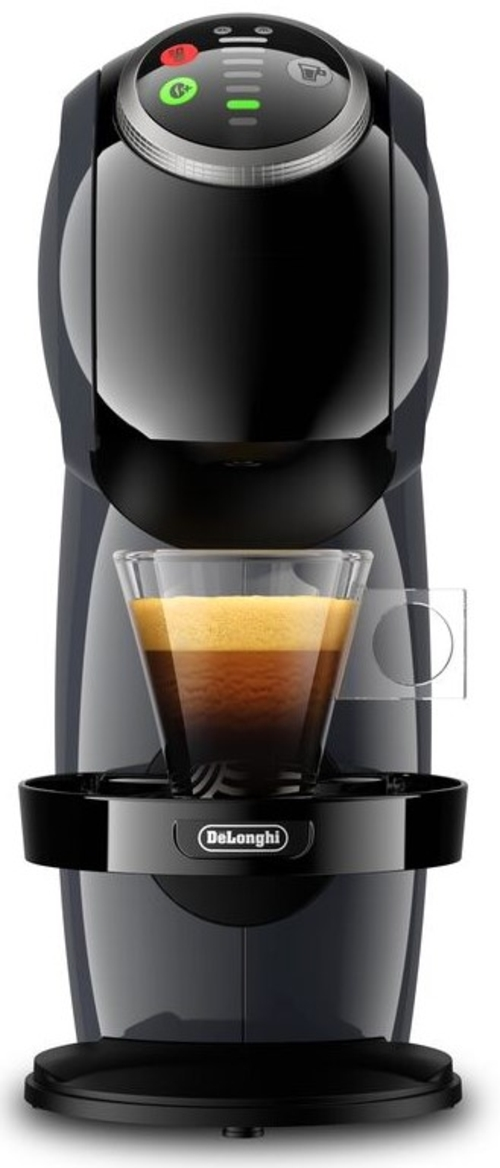 Una cafetera Delonghi negra con una taza de café de cristal frente a un fondo blanco.