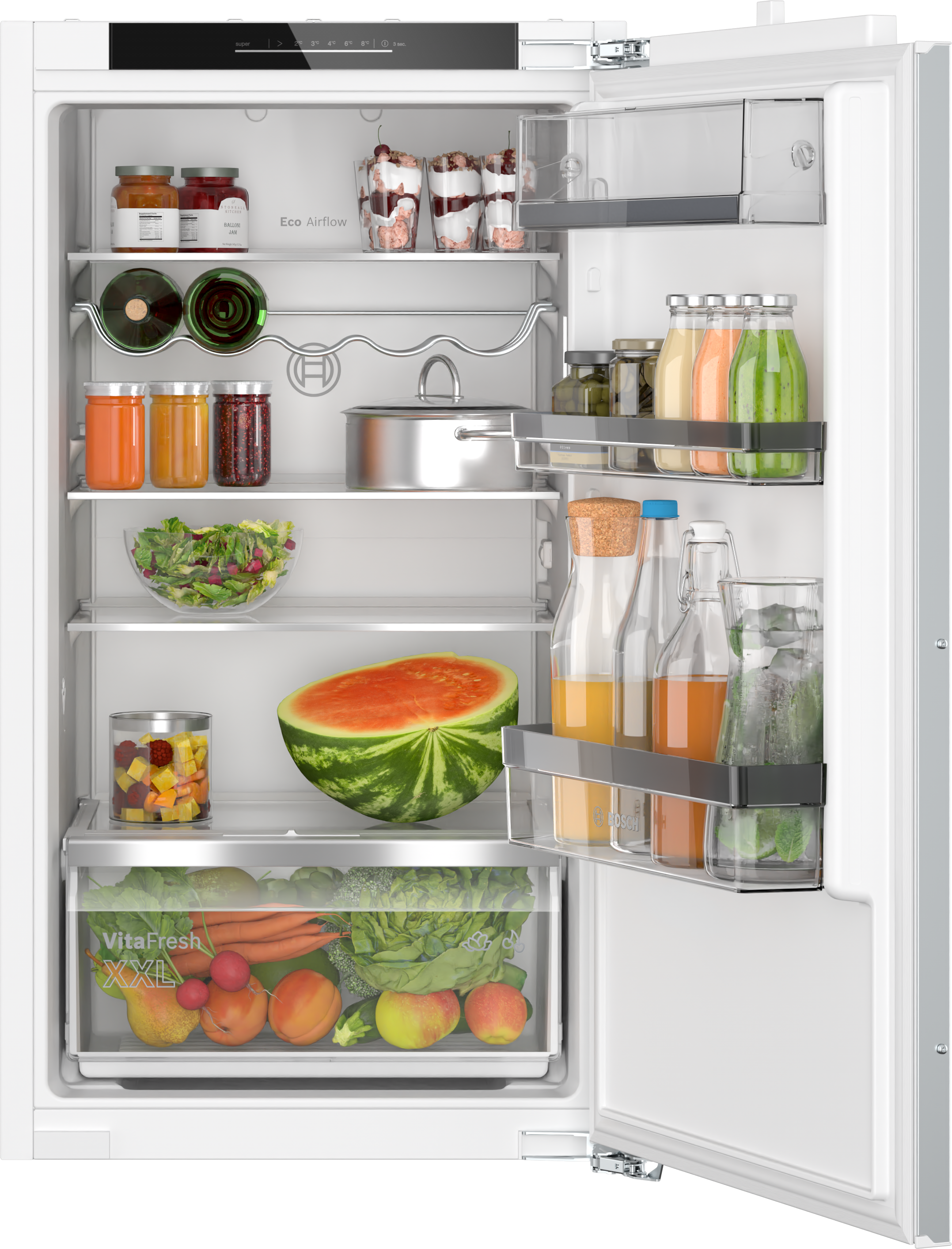 Offener Kühlschrank mit Lebensmitteln. Wassermelone, Gläser, Flaschen und frische Produkte sichtbar.