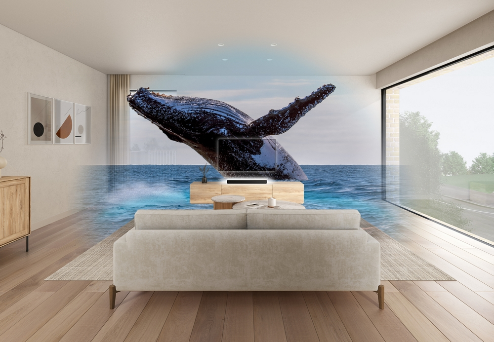 Una sala de estar con una imagen de ballena en la pared. Sofá, alfombra y ventana en la escena.