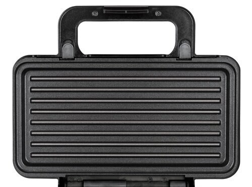 Widok z góry na czarny opiekacz do kanapek z zamkniętą pokrywą, na białym tle.