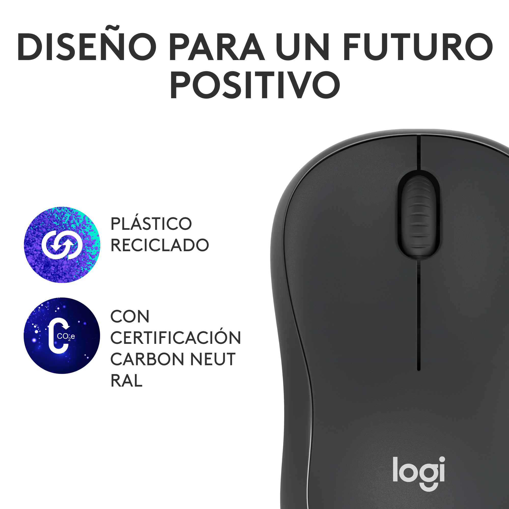Primer plano de un ratón de ordenador gris oscuro con texto sobre plástico reciclado y carbono neutral.