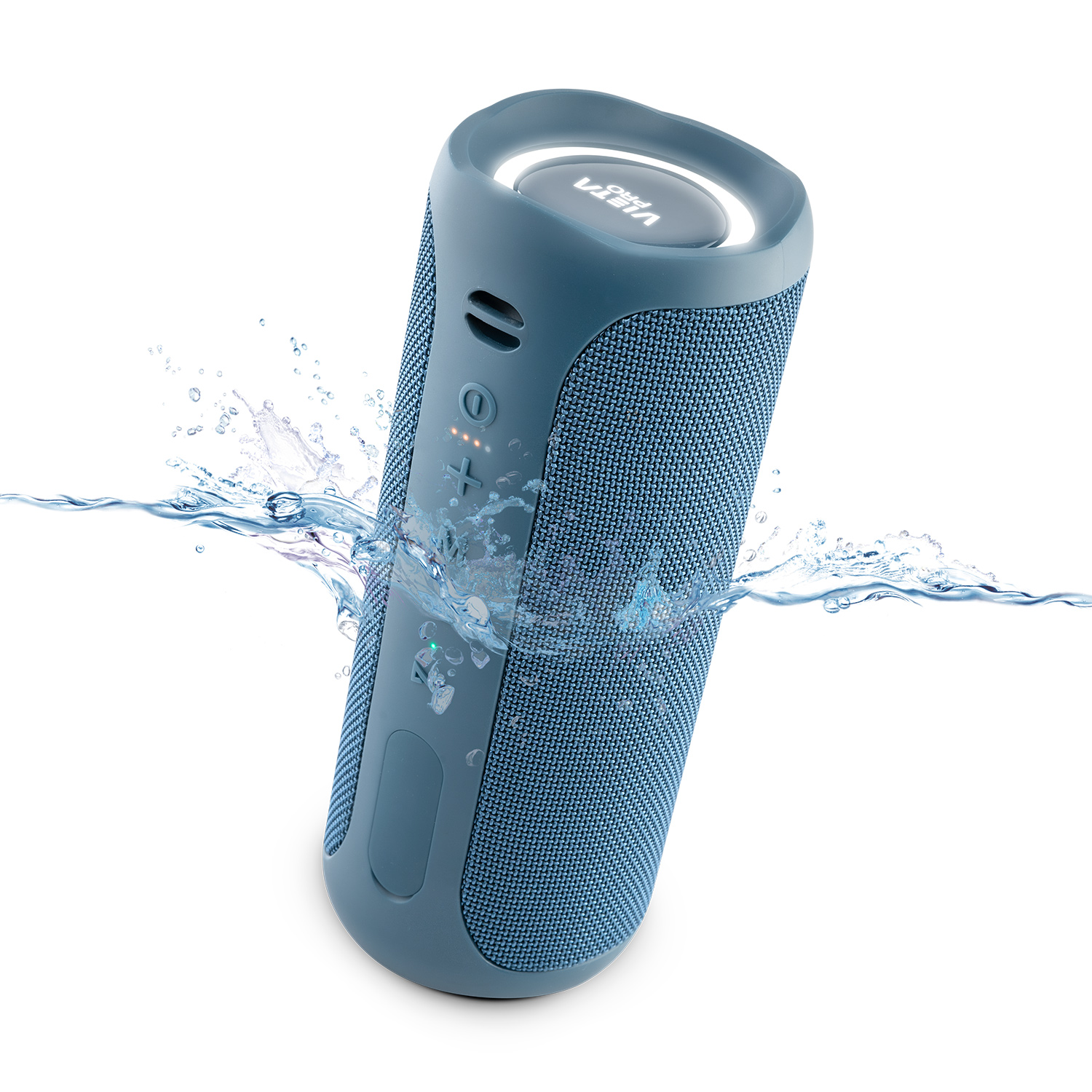 Altavoz portátil azul con salpicaduras de agua. Tiene botones y luz.