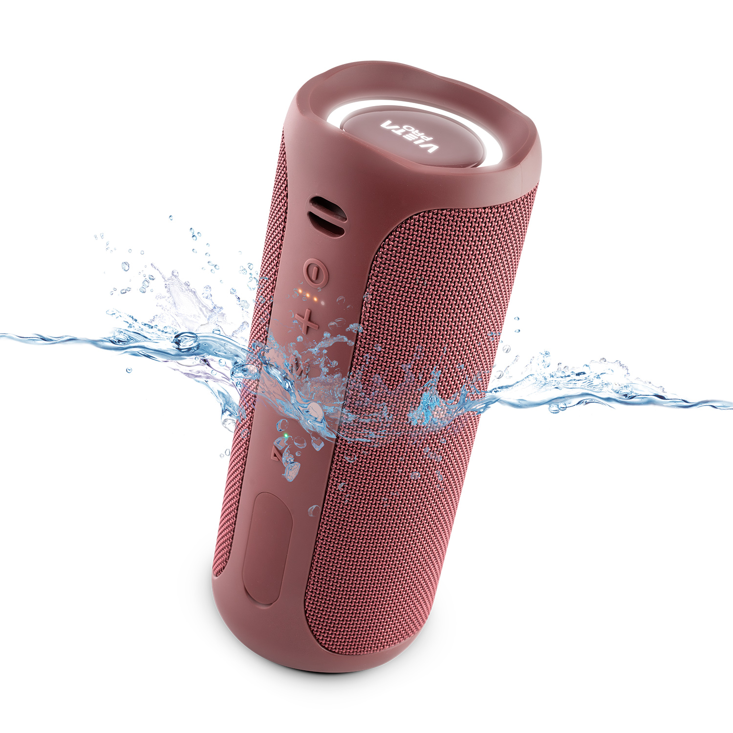 Altavoz rojo-marrón, agua salpicando a su alrededor, fondo blanco.