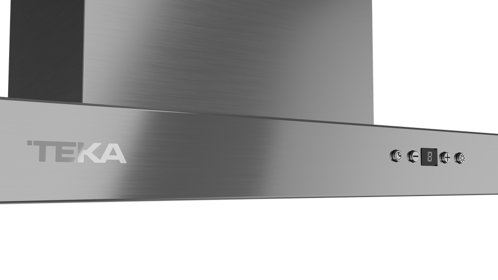 Primer plano de una campana extractora plateada con el logotipo 'TEKA' y botones de control.
