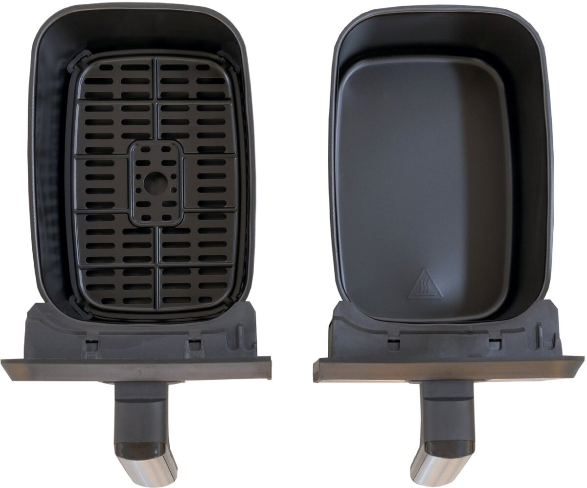 Elementy frytkownicy: czarny kosz z rusztem i czarna taca. Wszystko na białym tle.