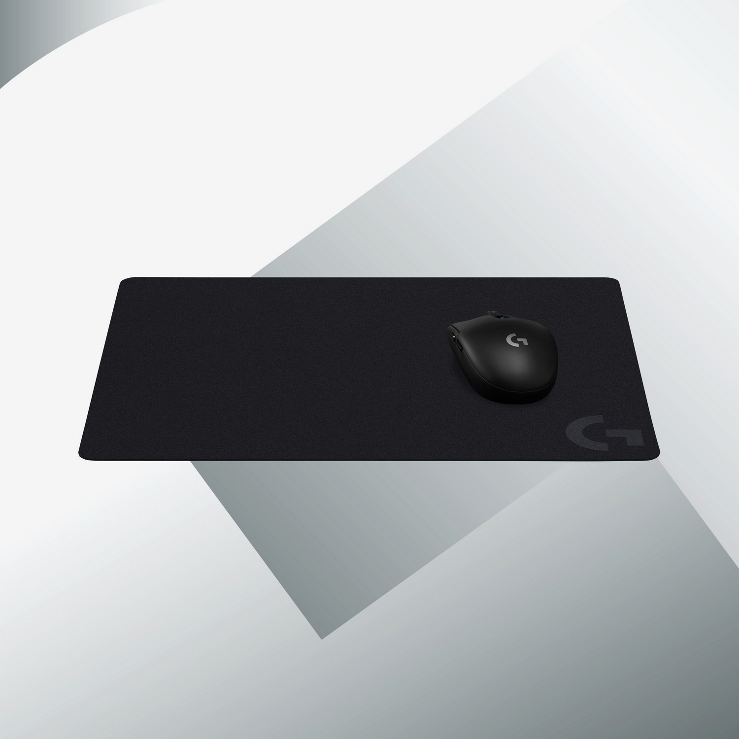 Une souris noire sur un tapis de souris noir. Le logo Logitech est visible sur le tapis de souris.