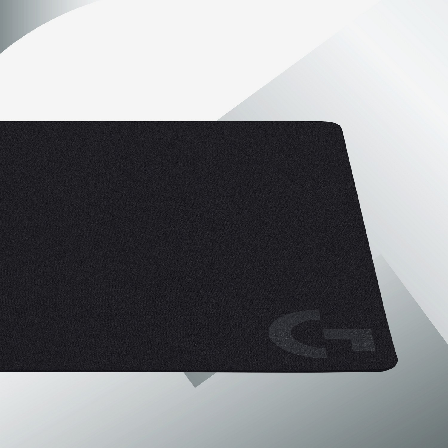 Tapis de souris noir avec le logo 'G' de Logitech. Surface mate et texturée.