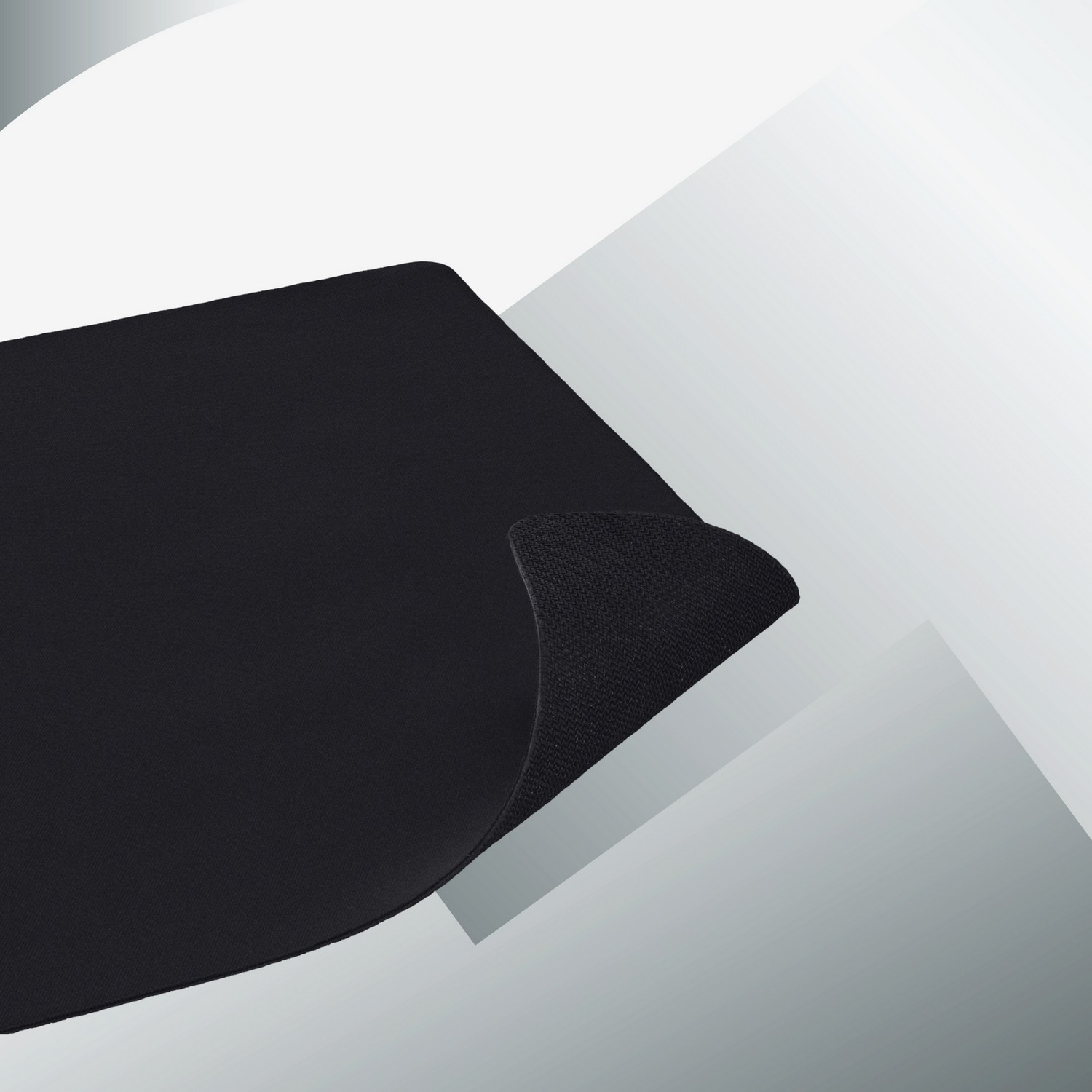 Un tapis de souris noir avec une souris noire dessus. Fond blanc et gris.