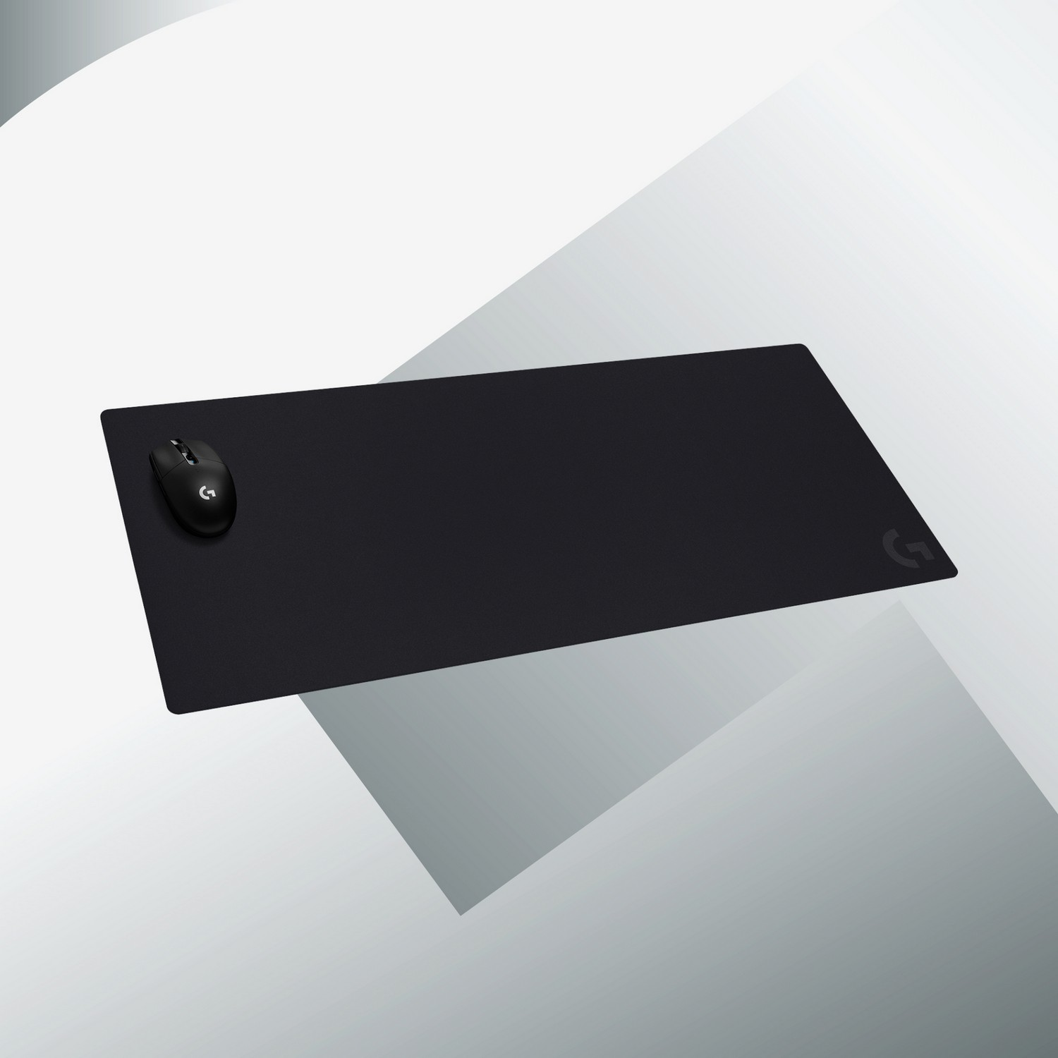 Souris noire sur un tapis de souris noir avec le logo Logitech.