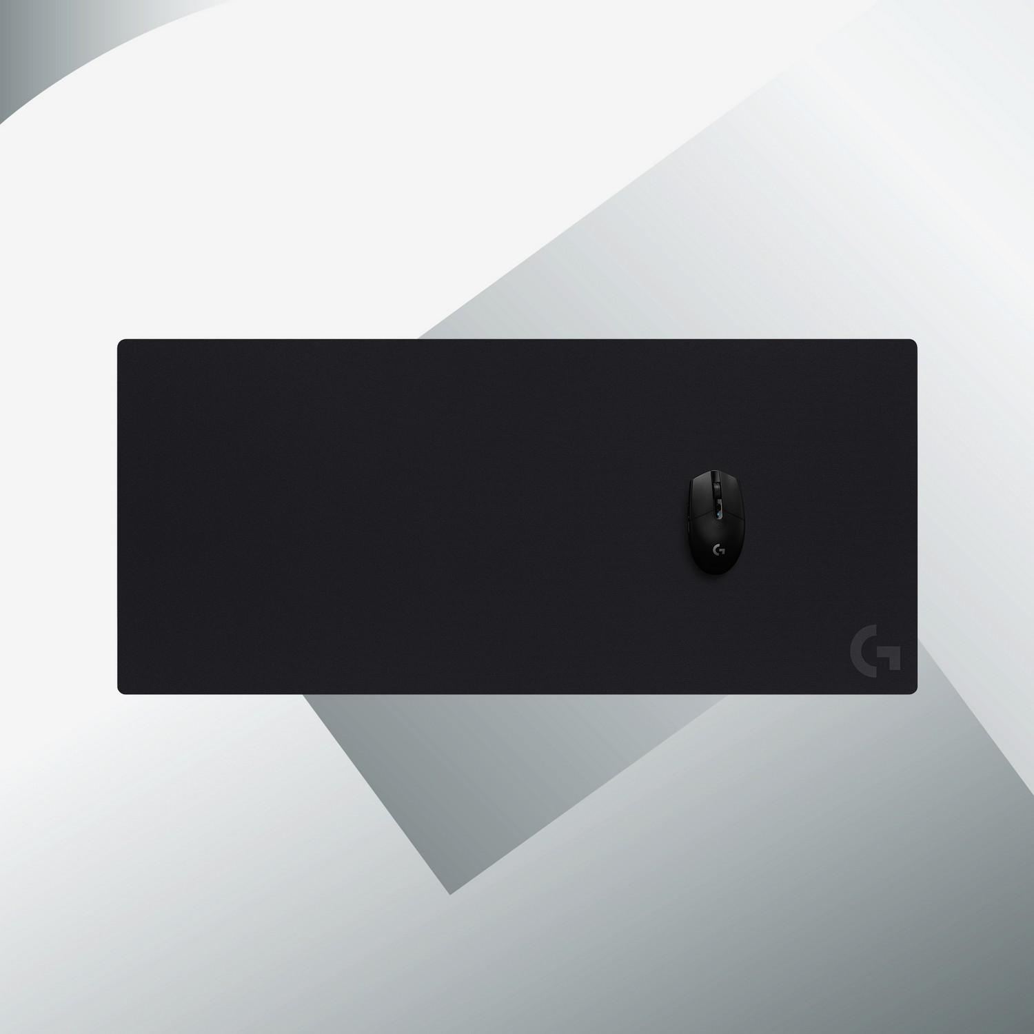 Une souris noire sur un tapis de souris noir. Le tapis est rectangulaire avec un logo dans le coin.