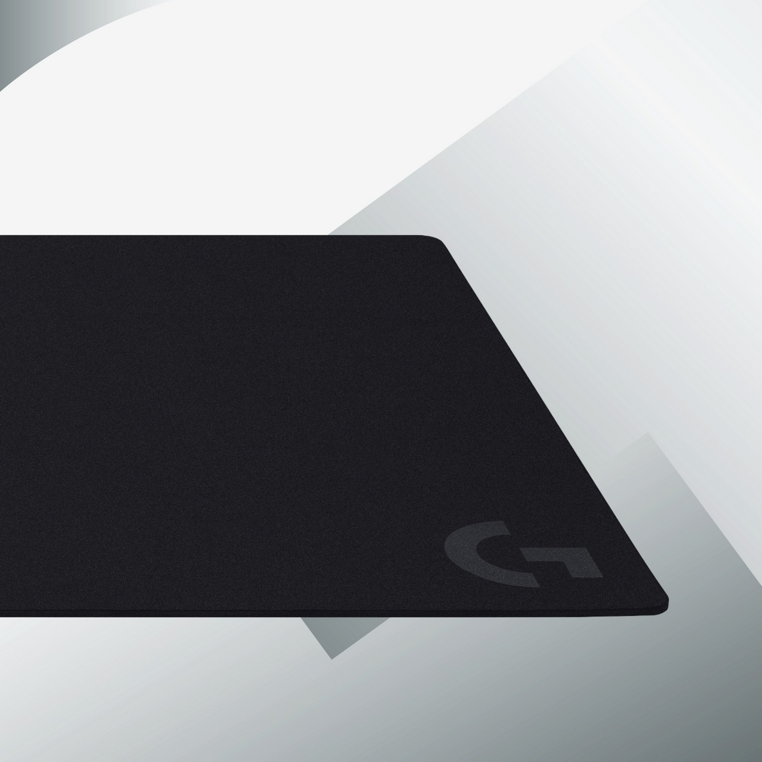 Tapis de souris noir avec le logo Logitech dans le coin inférieur droit.