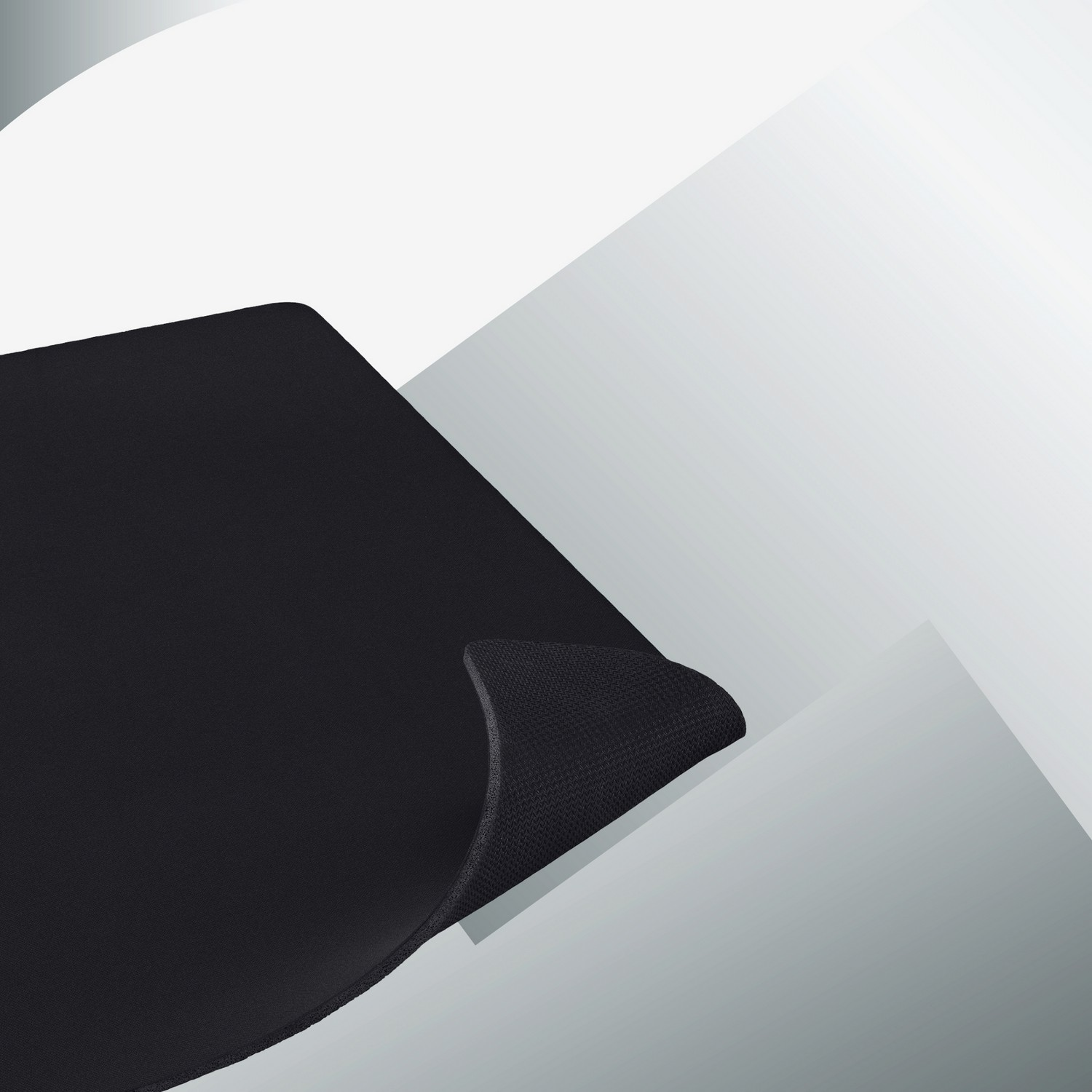 Tapis de souris noir avec bord incurvé. Surface mate et légèrement texturée.